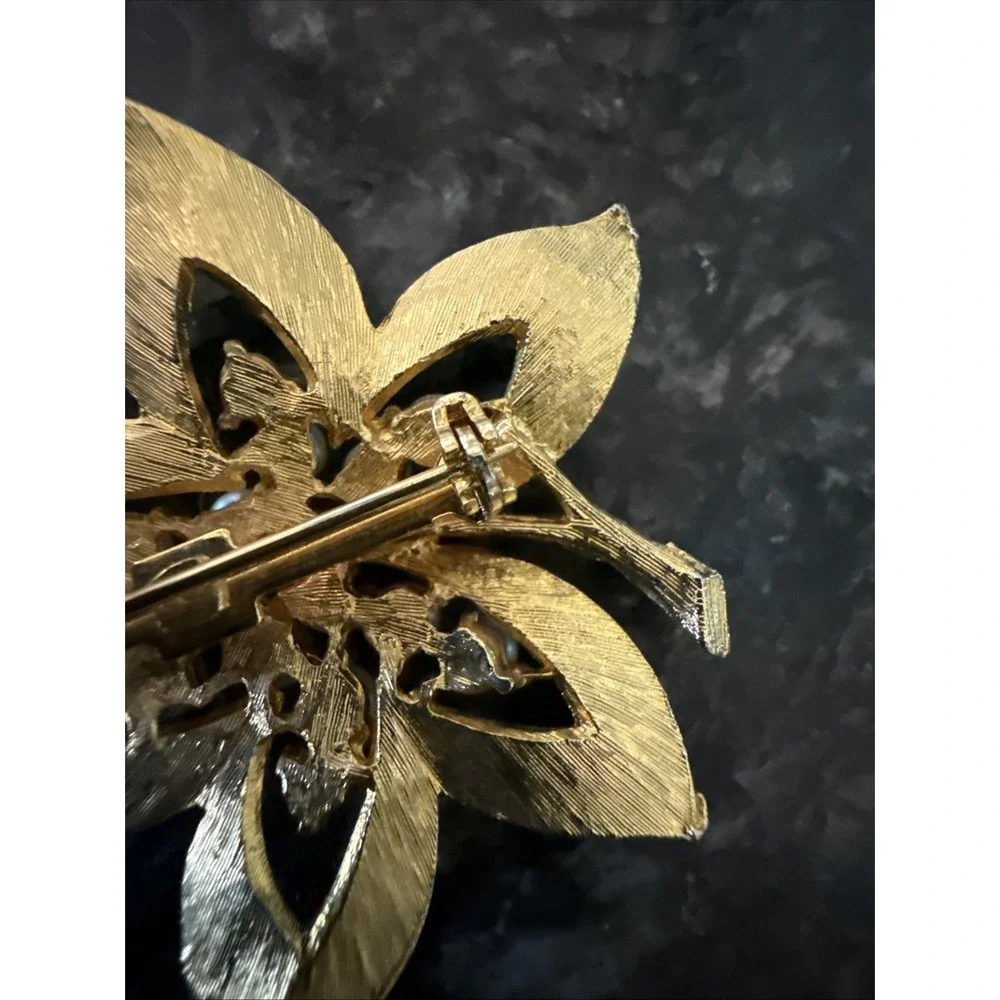 VTG Gold Tone Flower Brooch Faux Pearl Cluster Center Statement Pin